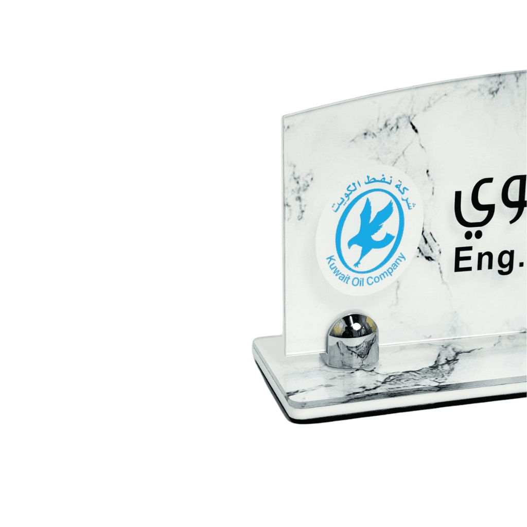 Side view of white acrylic office desk name plate Kuwait – منظر جانبي للوحة اسم مكتبية أكريليك بيضاء في الكويت