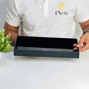 Person holding a black rectangular object with 'Plexi' logo on a white shirt.
he is holding صينية أكريليك سوداء صغيرة ‎35×15×3‎ سم بلمعة ومقابض — مناسبة للمجالس وتقديم القهوة بالكويت.
